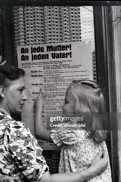 Amtliche Bekanntmachungen: Bekanntmachung der Polizei, vom Senat von Ost-Berlin, Senator für Volksbildung und vom Jugendamt zum Schutz der Kinder,...