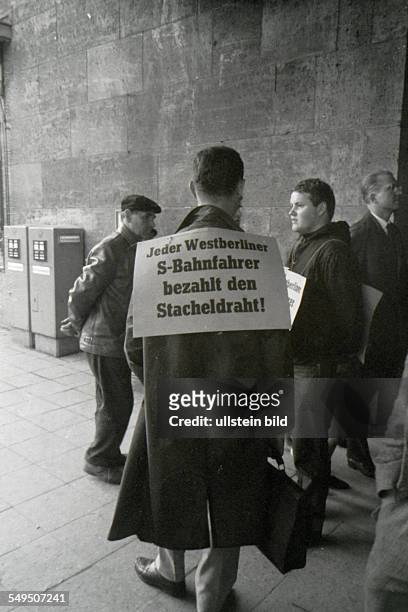 Das geteilte Berlin: Demonstration auf dem Hardenbergplatz in Berlin, Aufruf zum Boykott der S-Bahn am Bahnhof Zoo in Berlin, Schild Jeder...