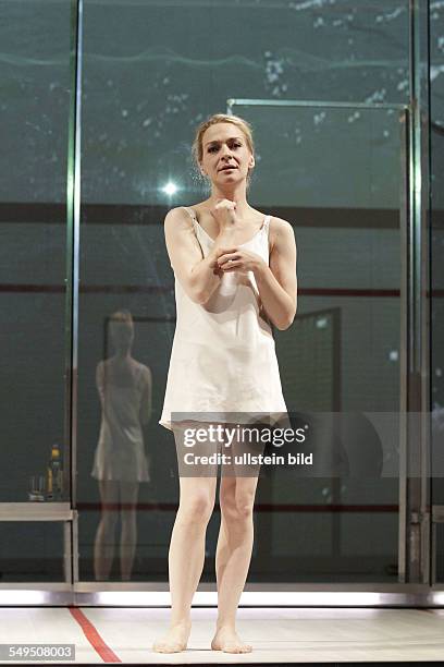 Schauspieler Anika Mauer als Emma, am im Theaterstueck BETROGEN von Harold Pinter im Berliner Renaissance Theater, Premiere