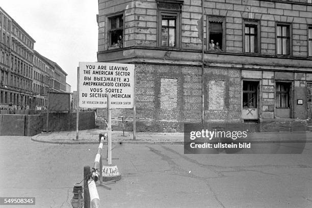 Border to East Berlin in Luckauer Straße in Kreuzberg. The windows in the basement of the house are bricked up. - around 1961