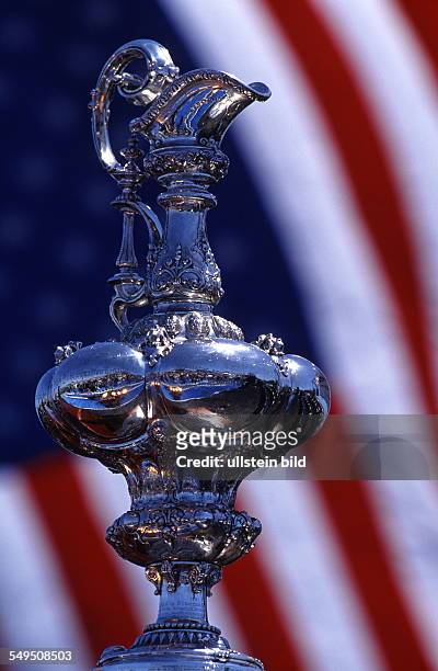 Pokal des America's Cup 1995 Detail vom Pokal des America's Cup vor der amerikanischen Flagge