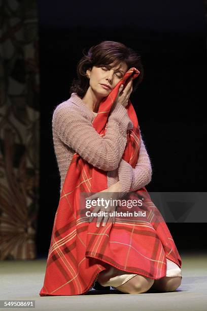 Schauspielerin Marijam Agischewa als Annie, am bei der Probe zum Theaterstueck KALENDER GIRLS im Berliner Theater am Kurfuerstendamm, Premiere