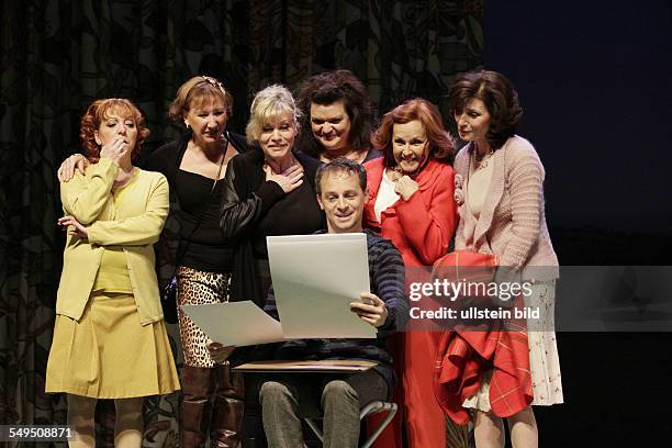 Schauspieler Anne Kasprik als Cora, Brigitte Grothum als Jessie, Sylvia Wintergruen als Celia, Manon Strache als Ruth, Marijam Agischewa als Annie,...