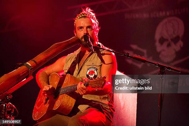 Xavier Rudd - der australische Saenger, Songwriter und Multi-Instrumentalist bei einem Konzert in Hamburg, Grosse Freiheit 36