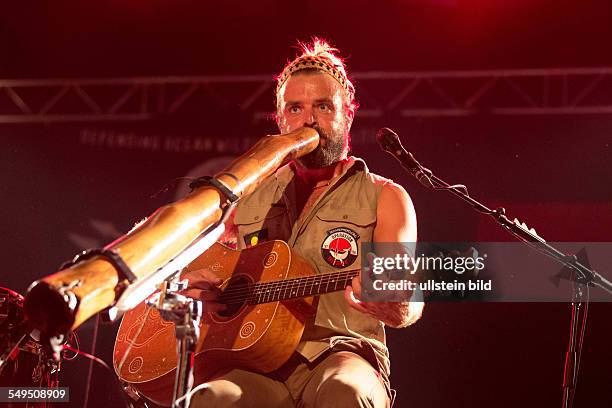 Xavier Rudd - der australische Saenger, Songwriter und Multi-Instrumentalist bei einem Konzert in Hamburg, Grosse Freiheit 36