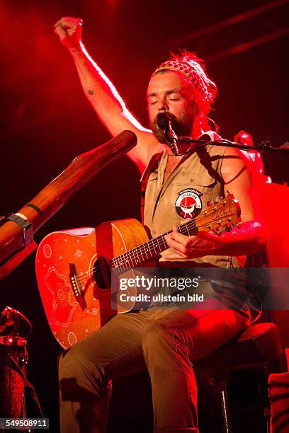 Xavier Rudd - der australische Saenger, Songwriter und Multi-Instrumentalist bei einem Konzert in Hamburg, Grosse Freiheit 36