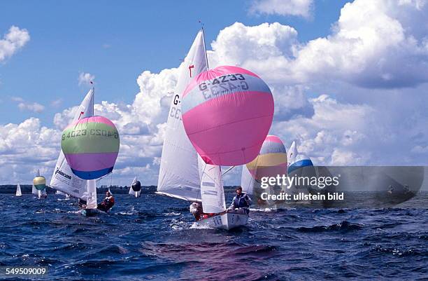 Kieler Woche 1999: Deutschland, Schleswig-Holstein, Kiel, Kieler Foerde Regattafeld von Piraten unter Spinnaker auf der Kieler Aussenfoerde.