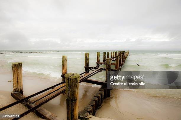 Demontierter Holzsteg am Strand der Ostsee