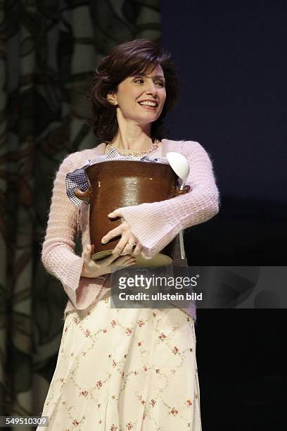 Schauspielerin Marijam Agischewa als Annie, am bei der Probe zum Theaterstueck KALENDER GIRLS im Berliner Theater am Kurfuerstendamm, Premiere