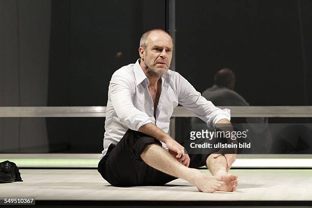 Berlin Renaissance Theatre: "Betrayal" by Harold Pinter; actor: Peter Kremer as Robert