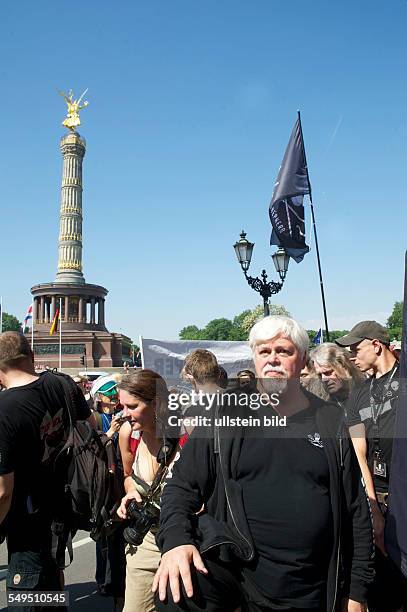 Demonstration, Protest gemeinsam mit Captain Paul Watson, Gründer der Sea Shepherd Conservation Society, und Sea Shepherd Aktivisten in Berlin, Costa...