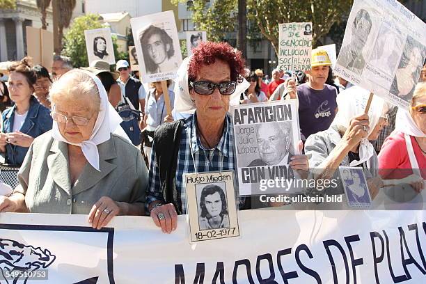 Argentinien, Buenos Aires: Demonstration der Madres de la Plaza de Mayo auf dem Plaza de Mayo.