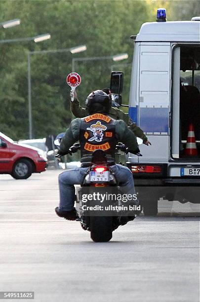 Polizeikontrolle vor dem Clubhaus der Bandidos in der Quickborner Strasse: Motorradfahrer wird von der Polizei gestoppt