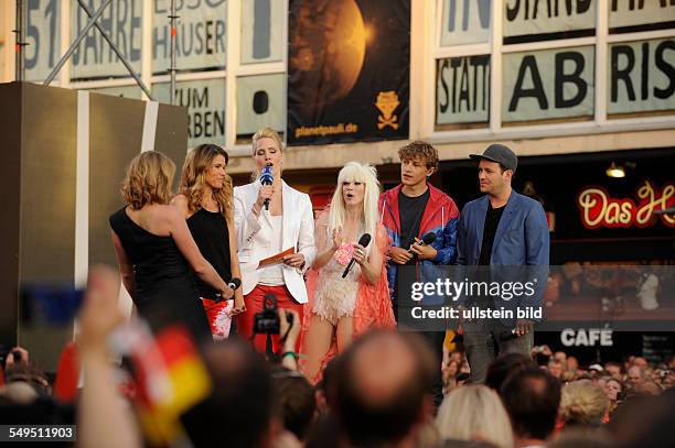 Grand Prix Party in Hamburg, ESC-Jury Sabine Heinrich, Anke Engelke, Judith Rakers, Mieze Katz, Tim Bendzko und Ben