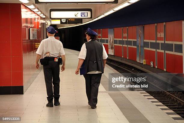 Polizei- und BVG Präsenz in Berliner U-Bahnhoefen: Polizisten auf Streife im U-Bahnhof Osloer Strasse auf dem Bahnsteig