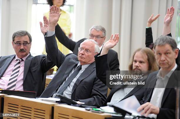 Plenarsitzung im Landtag des Saarlandes in Saarbrücken. Im Bild : Rolf Linsler , Oskar Lafontaine , Michael Hilberer und Hubert Ulrich stimmen über...