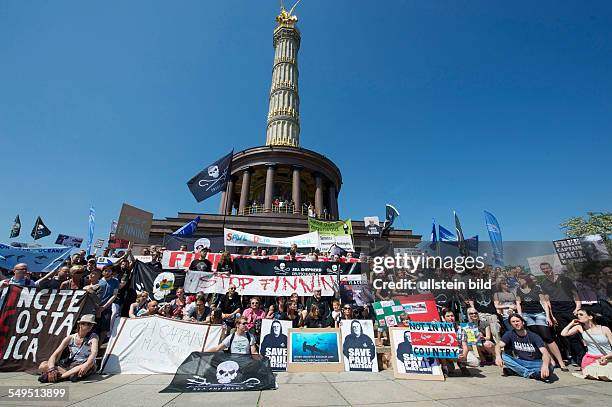 Demonstration, Protest gemeinsam mit Captain Paul Watson, Gründer der Sea Shepherd Conservation Society, und Sea Shepherd Aktivisten in Berlin, Costa...