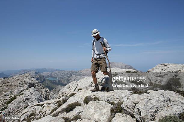 Mallorca, 20120526 Mann bei einer Wanderung auf den Balearen