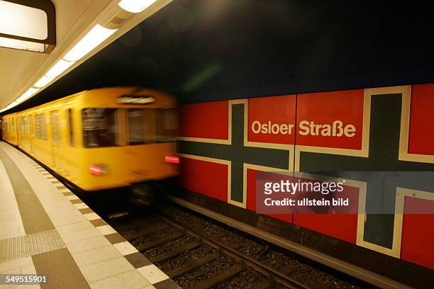 Bahnhof Osloer Straße, Bahnsteig und Zug bei der Einfahrt