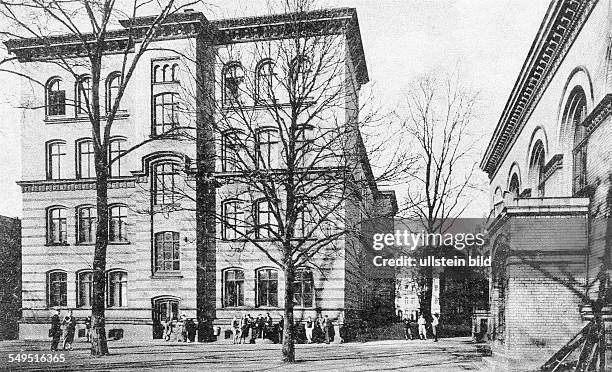 Germany, Berlin: Wedding Lessing-Gymnasium at Pankstraße Back schoolyard