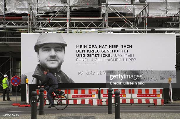 Berlin, Plakatwand mit Graffiti an der Baustelle Bikini-Haus / Zoopalast in der Budapeste Strasse. 'Mein Opa hat hier nach dem Krieg geschuftet und...