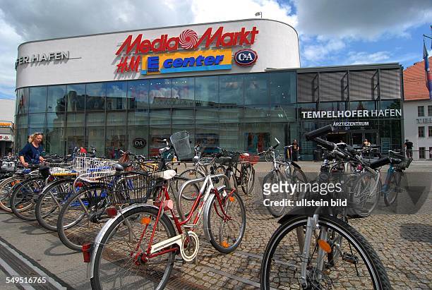 Berlin, Tempelhofer Hafen am Teltow-Kanal mit Shopping-Center