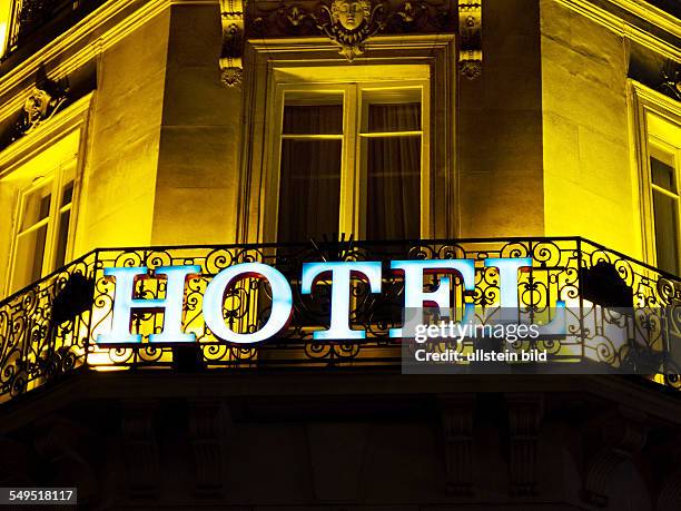 Die Aufschrift aus Neonlicht auf einem Hotel in Paris