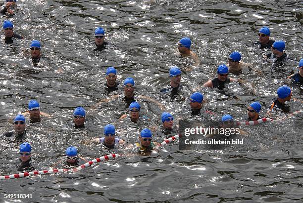 Teilnehmer aus ganz Deutschland und Europa starten zum Berlin Triathlon mit Olympischer Distanz zum 1,5 km Schwimmen, 40 km Rad und 10 km Lauf an der...