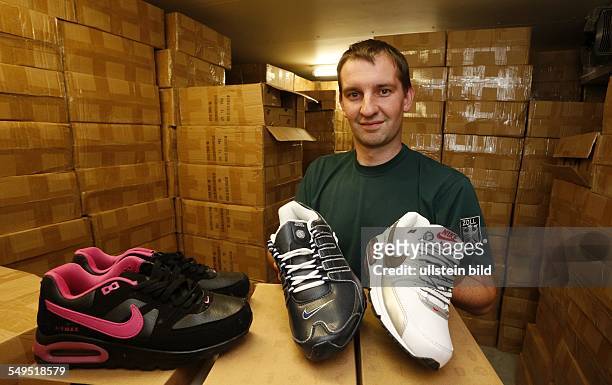 Deutschland, Insel Rügen, Im Zolllager Mukran stehen die Kisten mit den gefaelschten Nike-Schuhen. Die Zollbeamten stellten bei der Einreisekontrolle...