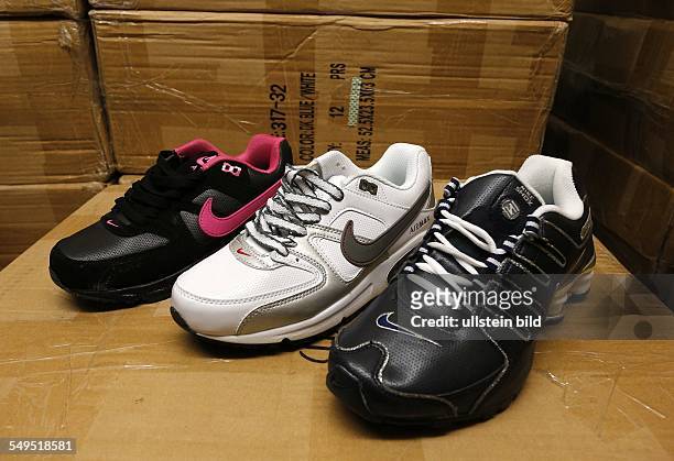 Deutschland, Insel Rügen, Im Zolllager Mukran stehen die Kisten mit den gefaelschten Nike-Schuhen. Die Zollbeamten stellten bei der Einreisekontrolle...