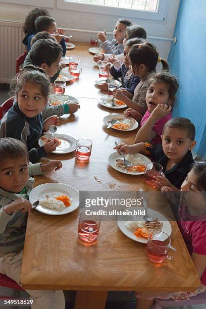 Kindergarden: children having lunch