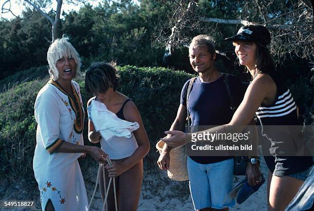 Sportjournalist Harry Valerien mit Frau Randi, Tochter Laila und Tanja, im Urlaub auf Ibiza