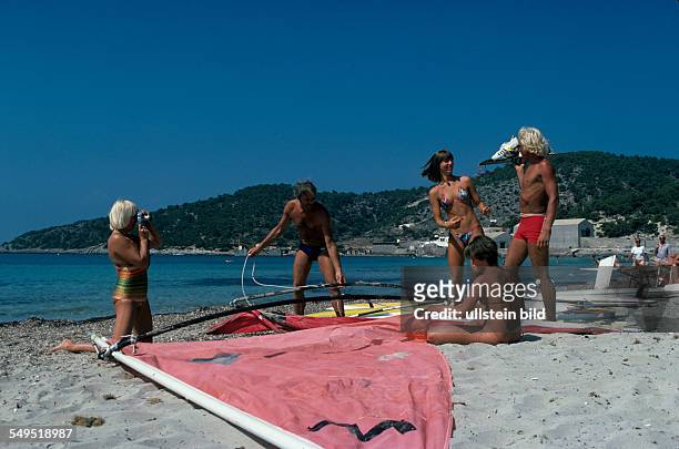 Sportjournalist Harry Valerien mit Frau Randi, Surflehrer Theo, Toechter Laila und Tanja, Windsurfschule, Strand, Urlaub auf Ibiza