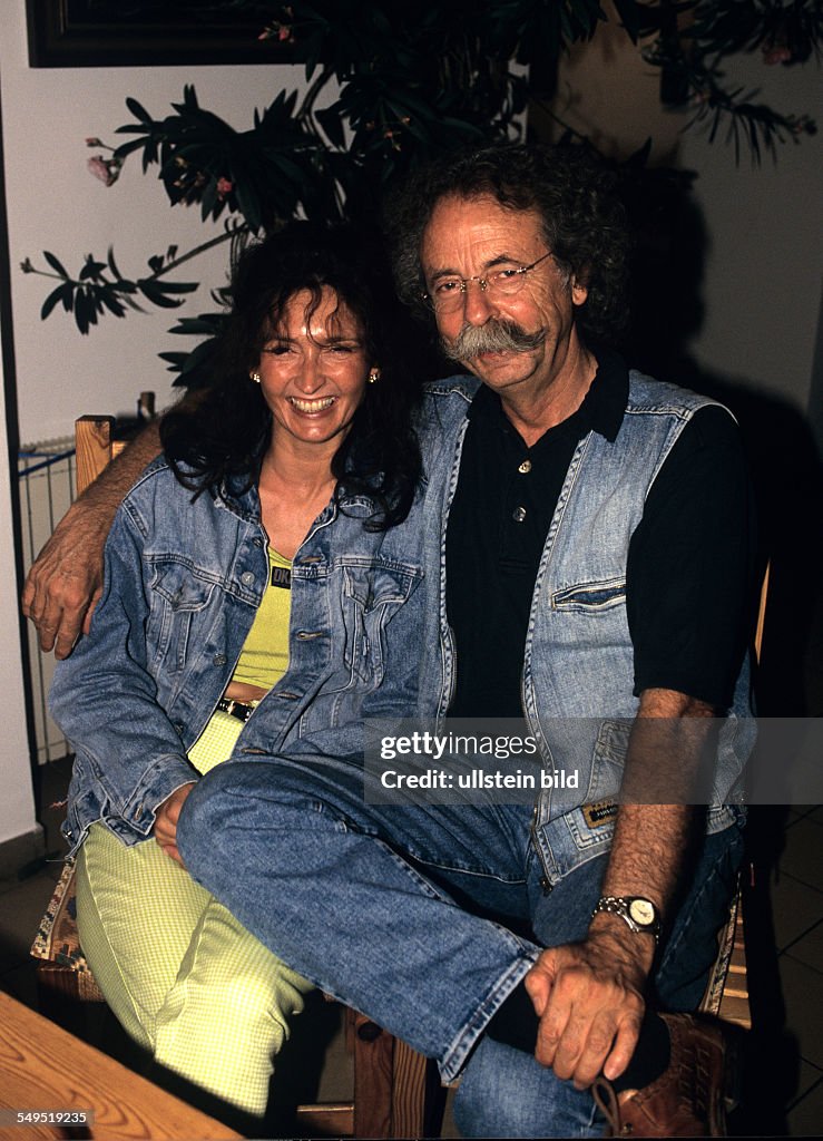 Wissenschaftsjournalist Und Fernsehmoderator Jean Puetz Mit Ehefrau News Photo - Getty Images