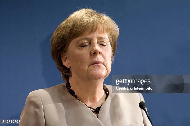 Federal Chancellor Dr. Angela MERKEL at a press conference at the Federal Network Agency in Bonn