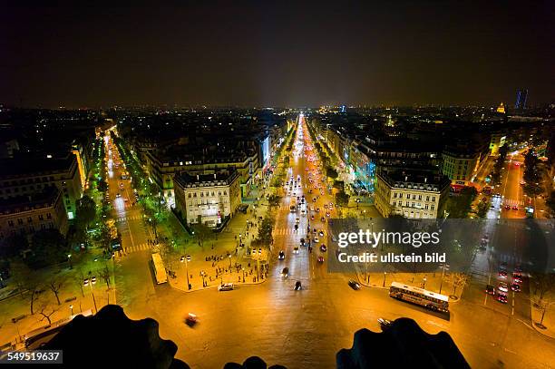Paris, Frankreich: Die Aussicht vom Triumpfbogen auf die Stadt bei Nacht auf die Champs-Elysees