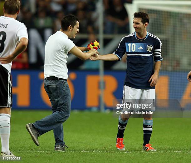 Fan Zuschauer rennt auf den Platz unf gibt Lionel Messi die Hand,& Aktion , BRD GER Deutschland - Argentinien ARG, Sport, Fußball Fussball,...