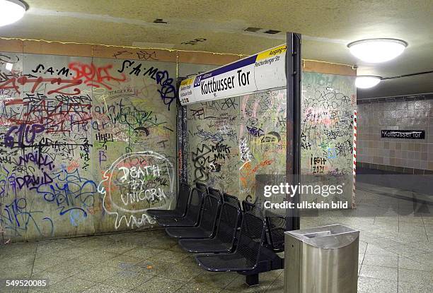 Berlin, U-Bahnhof Kottbusser, die Sitzplätze sind regelmäßig von Drogendealern und deren Kunden belegt