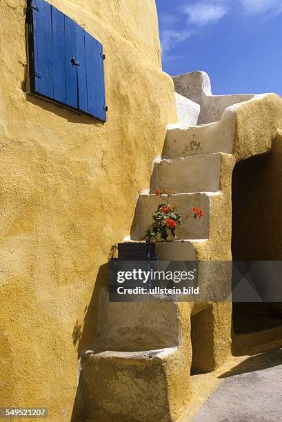 Treppenaufgang, Freitreppe, Stufen, geschlossener blauer Fensterladen wegen Hitze, Haus in Santorin, Griechenland
