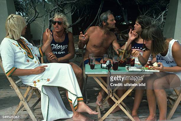 Sportjournalist Harry Valerien mit Frau Randi, Surflehrer Theo, Tochter Laila und Tanja, im Urlaub auf Ibiza
