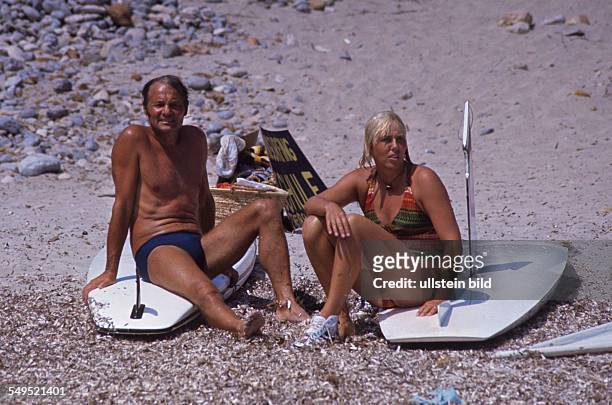 Sportjournalist Harry Valerien mit Frau Randi, Windsurfschule, Strand, Urlaub auf Ibiza