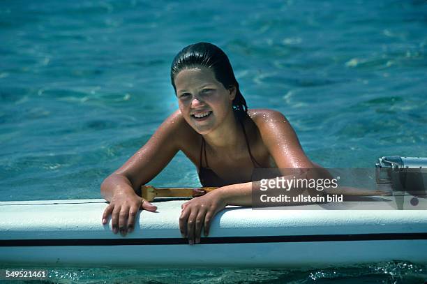 Harry Valeriens juengste Tochter, Laila Valerien am Surfboard, Ibiza