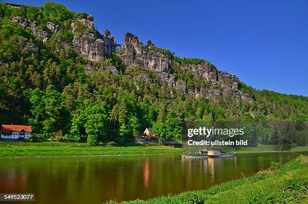 Saechsische Schweiz, Blick ueber die Elbe mit Schaufelraddampfer "Stadt Wehlen" zum Basteimassiv mit Basteibruecke