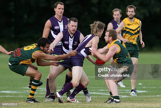 Zweikampf, Aktion, Spielszene, , Berlin Crocodiles - Hamburg Dockers , Sport, Australian Football, Maifeld Berlin, Herren, Australian Football League...