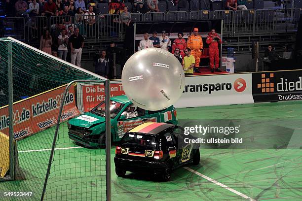 Total Autoball-EM 2012 - Autoball-EM - Stefan Raab für Deutschland und Joey Kelly für Irland, Lanxess-Arena Köln