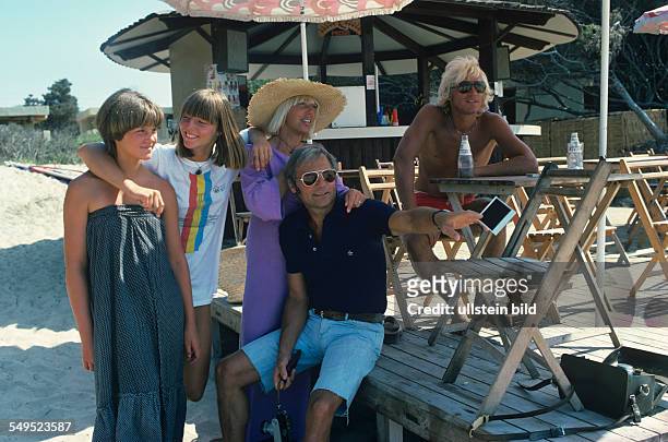 Sportjournalist Harry Valerien mit Frau Randi, Surflehrer Theo, links Tochter Laila und Tanja, im Urlaub auf Ibiza, Strand