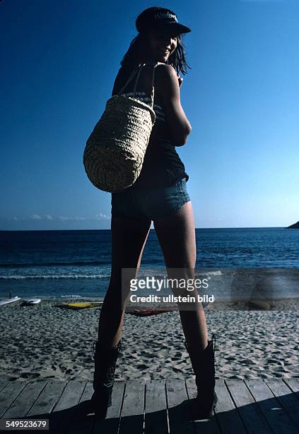 Harry Valeriens Tochter Tanja im Urlaub auf Ibiza, mit Basttasche