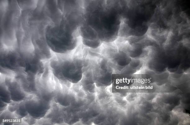 Mammatus-Wolken, Mammati an Gewitterwolke, bei Alassio