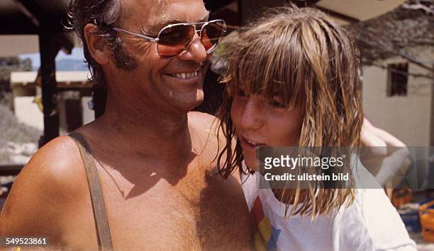Sportjournalist Harry Valerien mit Tochter Tanja, Strand, Urlaub auf Ibiza