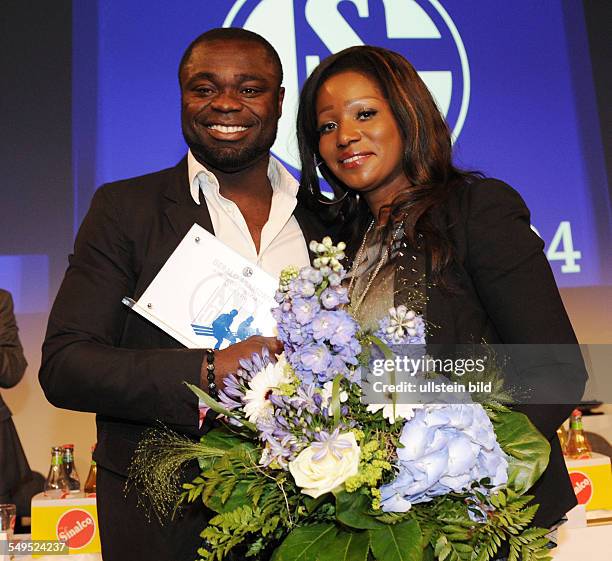 Fussball, Jahreshauptversammlung 2012 des FC Schalke 04, Gerald Asamoah wurde in die Schalker Ehrenkabine aufgenommen. Gerald Asamoah mit Ehefrau...